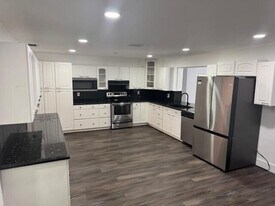 8421 Pioneer Rd in West Palm Beach, FL - Building Photo