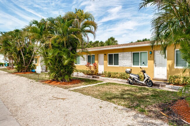 Villas By The Beach Apartments in Deerfield Beach, FL - Building Photo - Building Photo