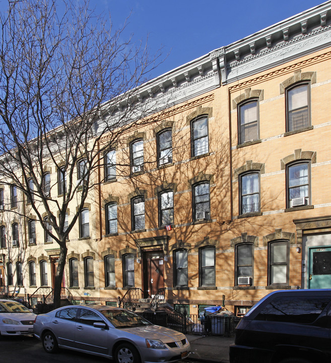 1671 Cornelia St in Ridgewood, NY - Building Photo