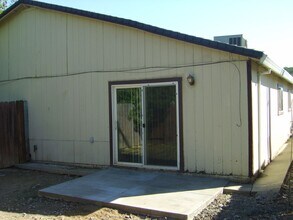 5950 Clover Manor Way in Sacramento, CA - Building Photo - Building Photo