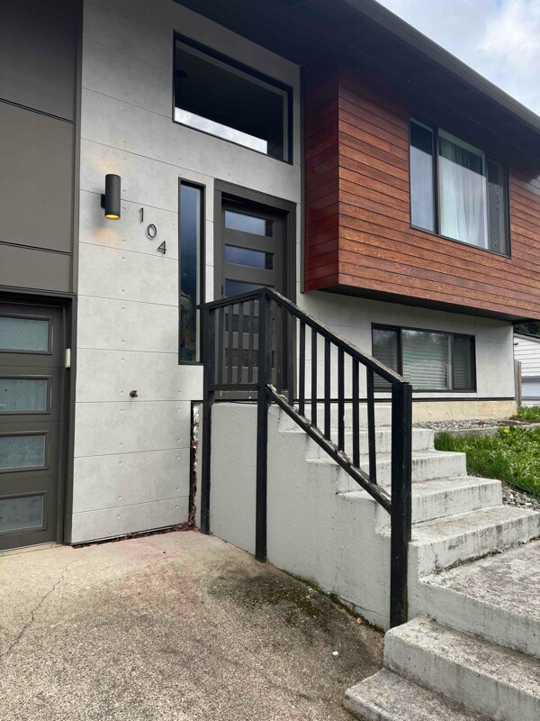 104 NW Royal Ct in Gresham, OR - Building Photo - Building Photo