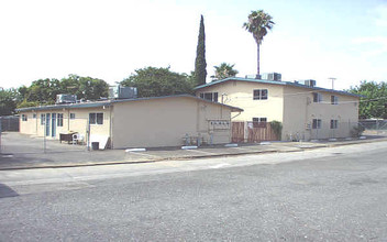 1752 Bell St in Sacramento, CA - Foto de edificio - Building Photo