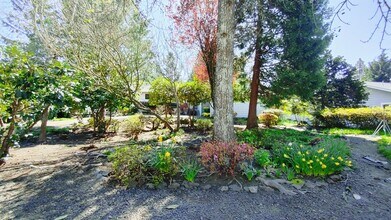 8520 SW Garden Ln in Portland, OR - Building Photo - Building Photo