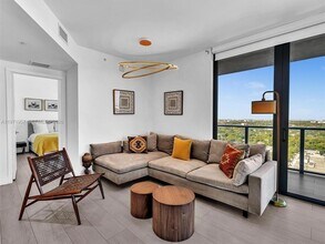 121 NE 34th St, Unit 2016 in Miami, FL - Building Photo - Building Photo
