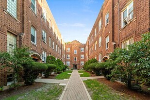 658 W Oakdale Ave in Chicago, IL - Building Photo