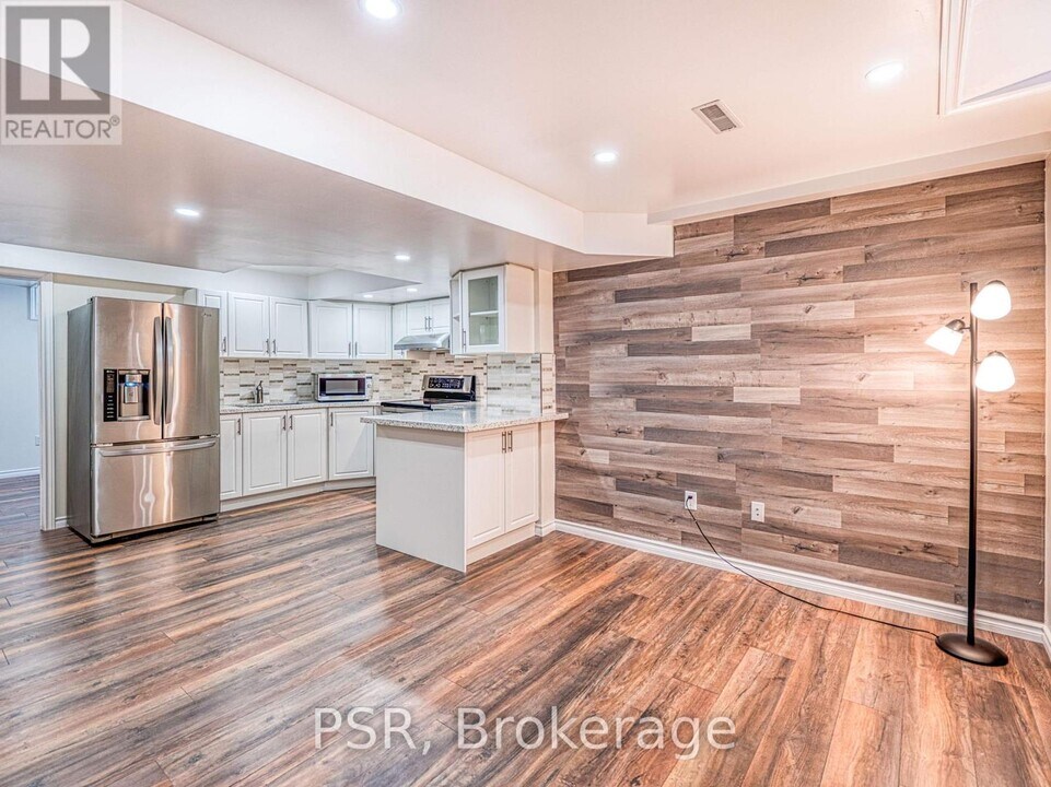 6408 Newcombe Dr in Mississauga, ON - Building Photo