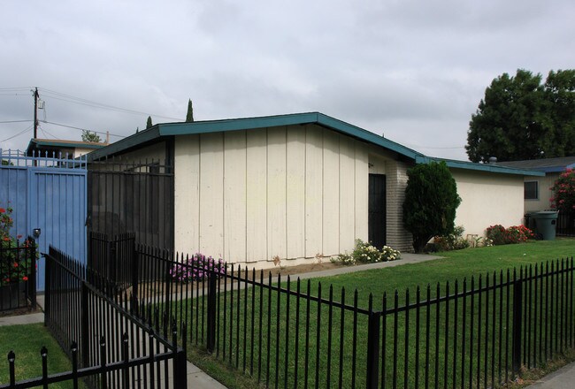 1327 N Grove Ave in Ontario, CA - Building Photo - Building Photo