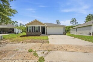 136 Pfitzer Ct in Defuniak Springs, FL - Building Photo
