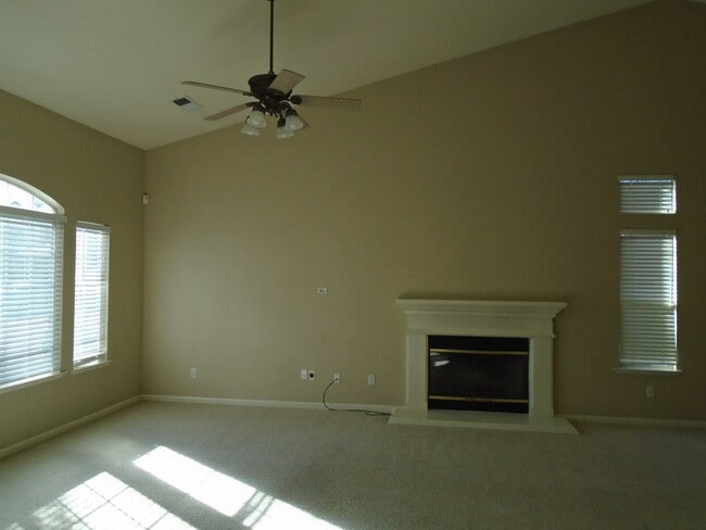 2048 E Muir Field Dr in Fresno, CA - Building Photo - Building Photo