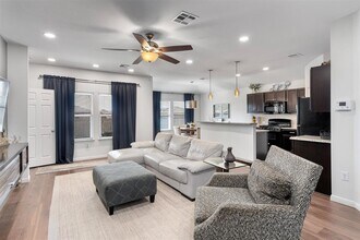 300 Camellia Dr in Hutto, TX - Building Photo - Building Photo