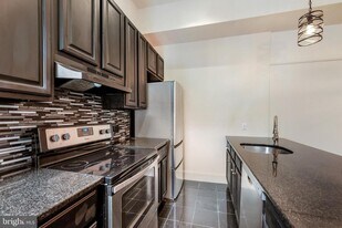 704 S Washington Square in Philadelphia, PA - Building Photo