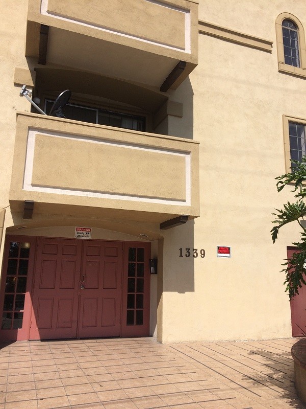 1339 N Sycamore Ave, Unit 106 in Los Angeles, CA - Foto de edificio - Building Photo