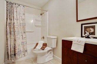 2216 Glasgow Dr-Unit -202 in Harvey, LA - Building Photo - Building Photo