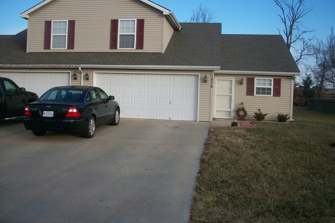 1036 NW Willow Dr in Grain Valley, MO - Building Photo