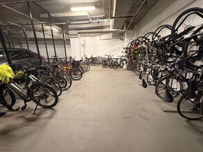 1300 4th St SE, Unit 209 in Washington, DC - Foto de edificio - Building Photo