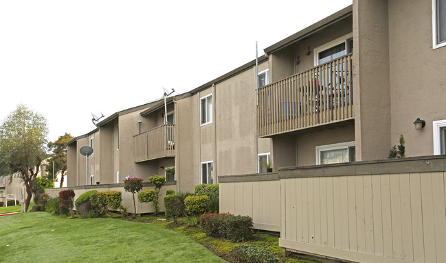 The Pines Apartments in Watsonville, CA - Foto de edificio - Building Photo