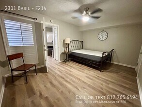 2301 Basil Dr in Arlington, TX - Foto de edificio - Building Photo