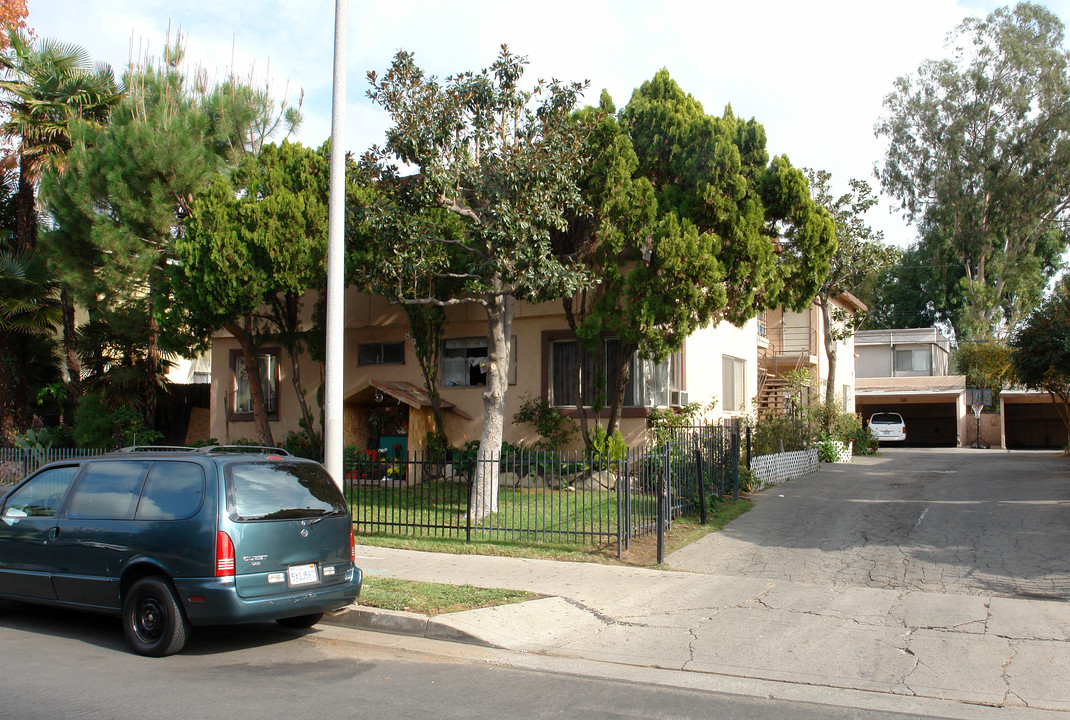 8914 Columbus Ave in North Hills, CA - Building Photo