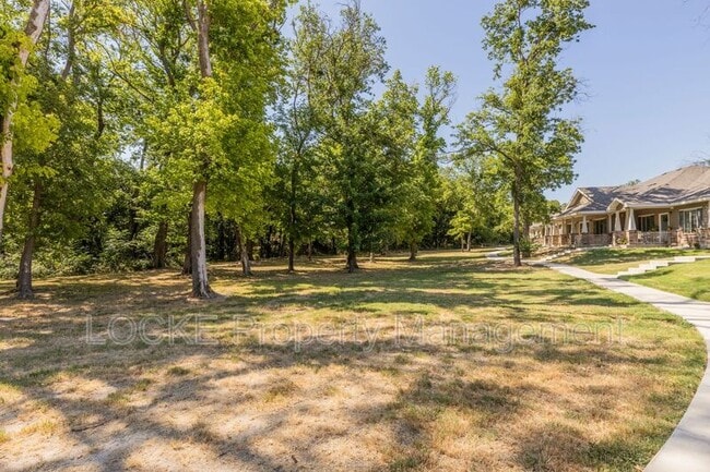 512 E Akard St in Weatherford, TX - Building Photo - Building Photo