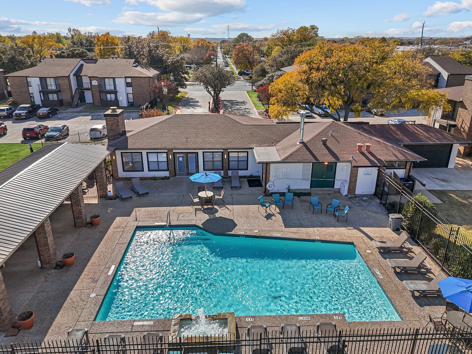 Pine Oaks Apartments in Mesquite, TX - Building Photo