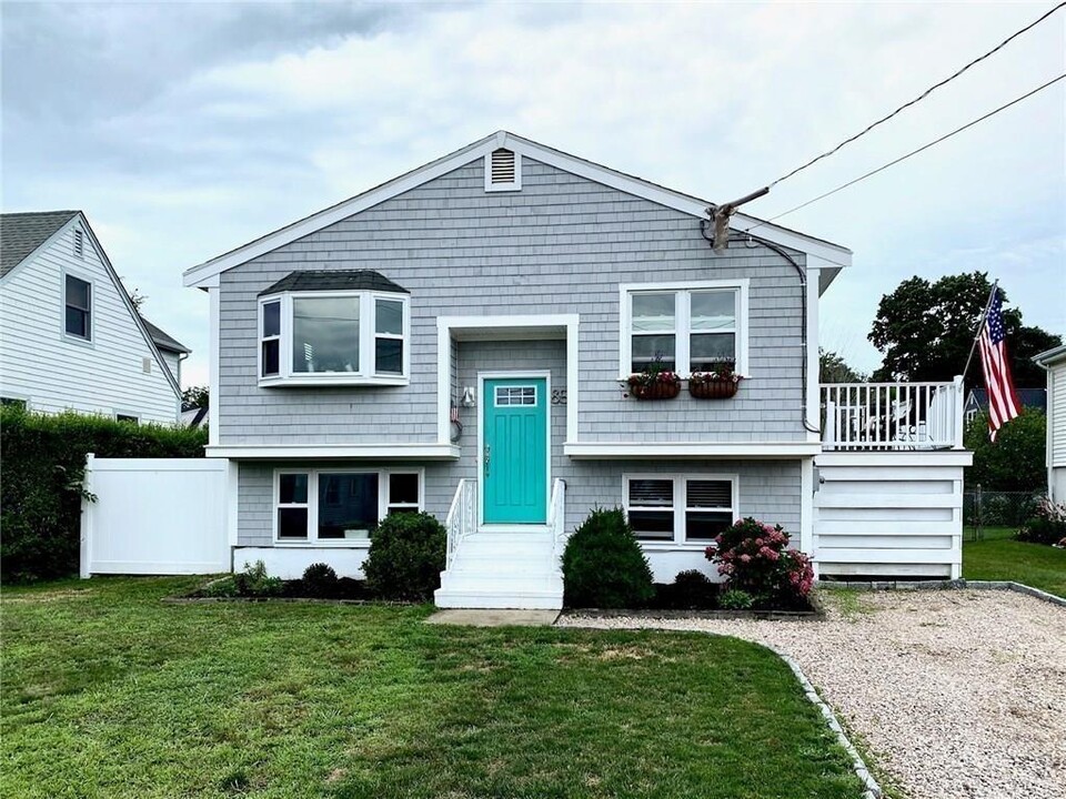 85 Eustis Ave in Newport, RI - Building Photo