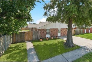 7825 Dorsett Dr in New Orleans, LA - Building Photo