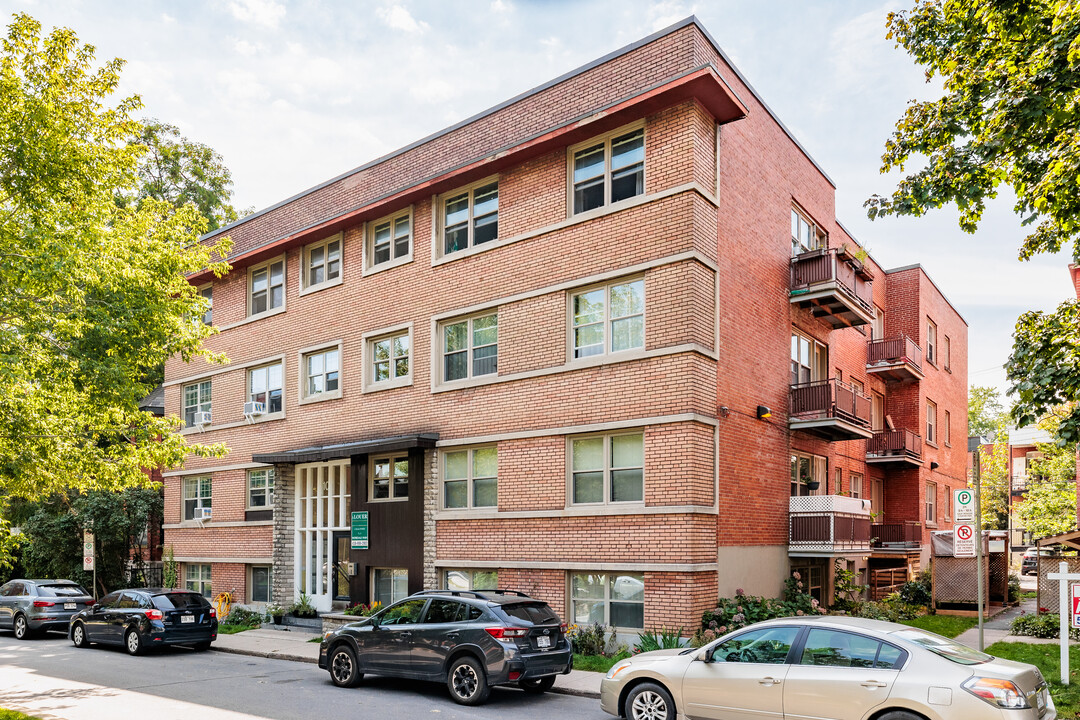 10 Weredale Park Rue in Westmount, QC - Building Photo