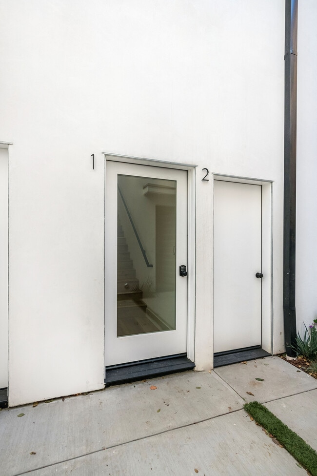 5044 Laurel Canyon Blvd in Valley Village, CA - Building Photo - Building Photo