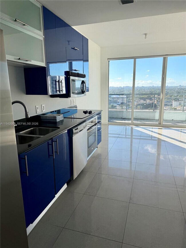 60 SW 13th St, Unit 1519 in Miami, FL - Building Photo - Building Photo