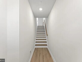 92 Continental Wy in Bridgeport, PA - Building Photo