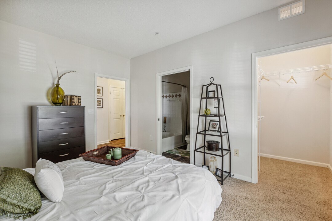 Village on the Green in Atlanta, GA - Foto de edificio