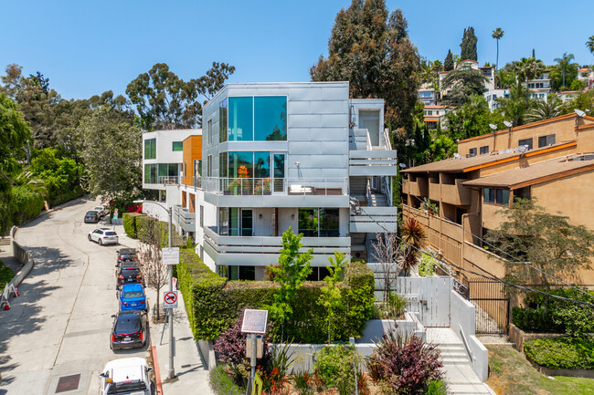 6683 Franklin Ave in Los Angeles, CA - Foto de edificio - Building Photo