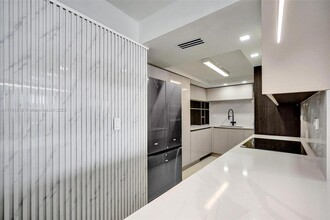 6039 Collins Ave, Unit 1736 in Miami Beach, FL - Building Photo - Building Photo