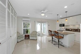 10211 SW 80th St in Miami, FL - Foto de edificio - Building Photo