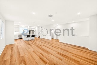 2215 W Orange Ave in Anaheim, CA - Foto de edificio - Building Photo