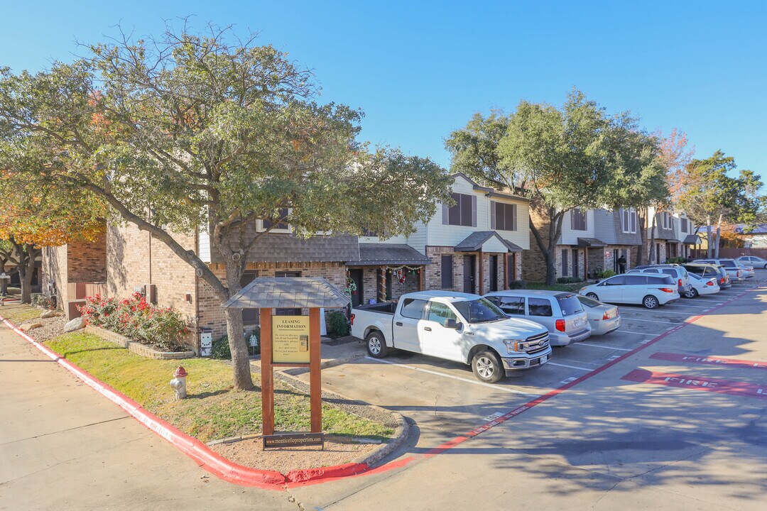 Round Rock Townhomes in Arlington, TX - Building Photo