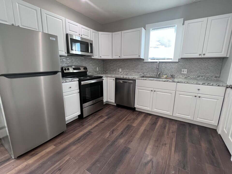 283 E High St, Unit 2 in Manchester, NH - Building Photo