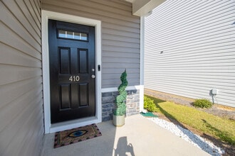 410 Middlebury Ln in Hopkins, SC - Building Photo - Building Photo