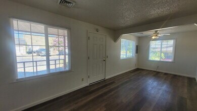 673 W Kenwood St in Roseburg, OR - Building Photo - Building Photo