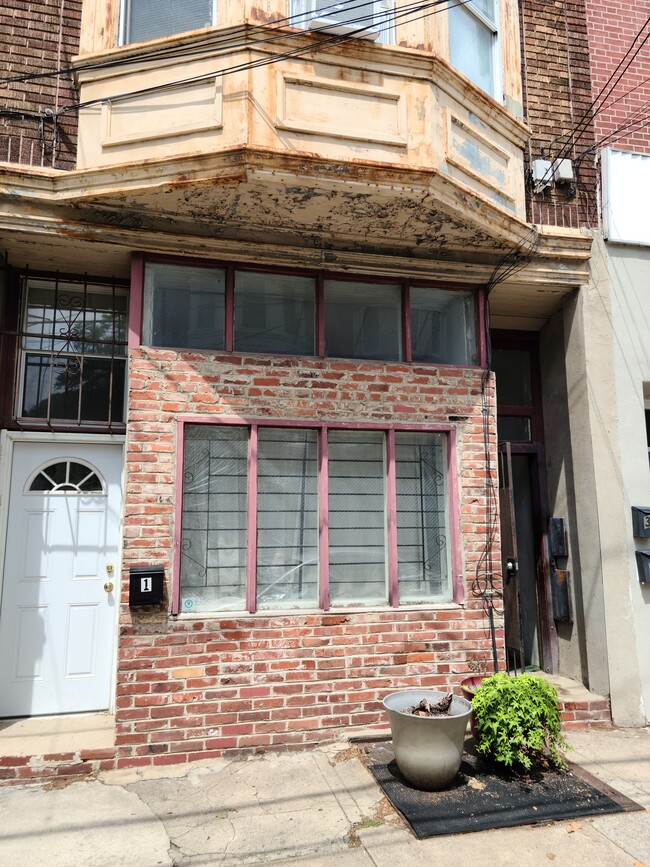 810 S 4th St, Unit Third floor