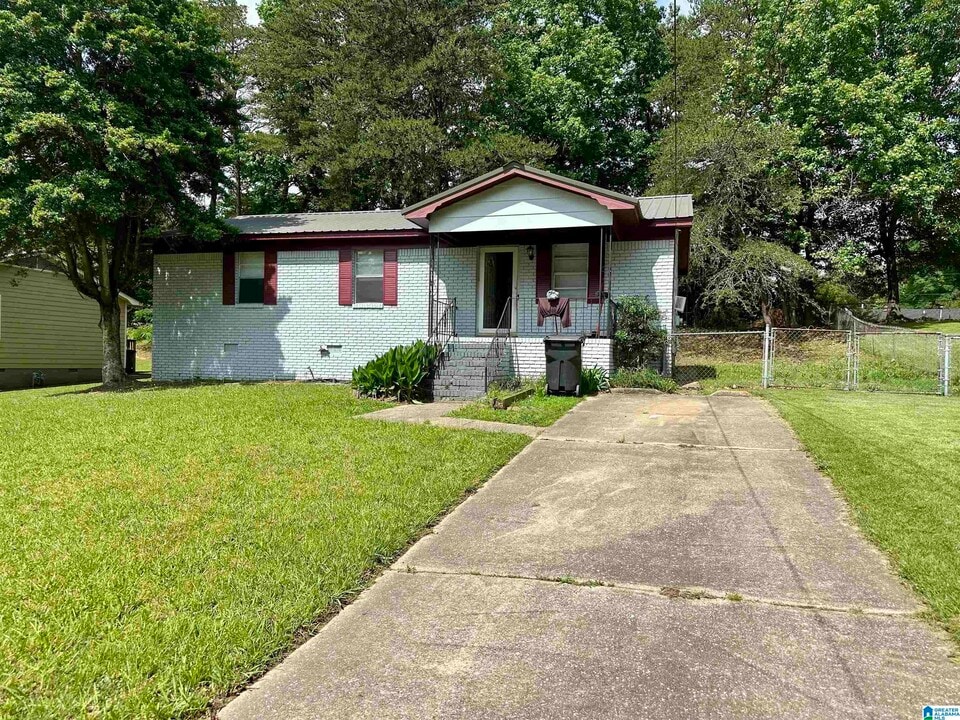 678 Cummins Ave in Hueytown, AL - Building Photo