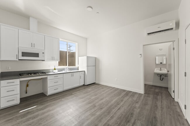 11201 Main St in Los Angeles, CA - Building Photo - Building Photo