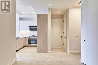 123 Maurice Dr in Oakville, ON - Building Photo - Building Photo