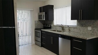 192 Wimbledon Lakes Dr in Plantation, FL - Building Photo