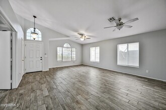 1449 S Monterey St in Gilbert, AZ - Foto de edificio - Building Photo
