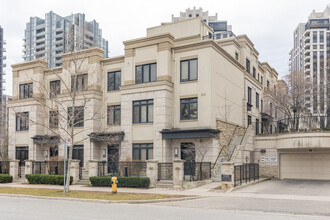 7 Oakburn Cres in Toronto, ON - Building Photo - Building Photo