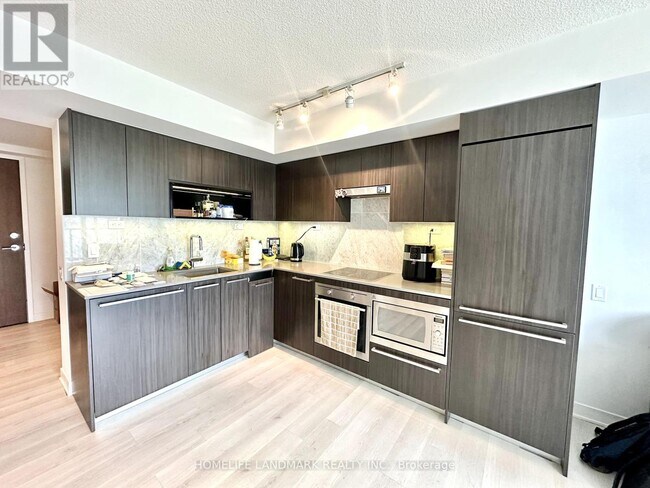 70-670 Queens Wharf Rd in Toronto, ON - Building Photo - Building Photo