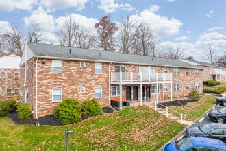 Vairo Village in State College, PA - Foto de edificio - Building Photo