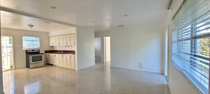 813 SW 7th Ave, Unit 1-2 in Hallandale Beach, FL - Foto de edificio - Building Photo