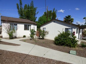 161 W Los Angeles Dr in Vista, CA - Foto de edificio - Building Photo